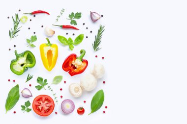 Beyaz arka planda çeşitli taze sebzeler ve otlar. Sağlıklı 