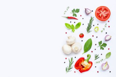 Beyaz arka planda çeşitli taze sebzeler ve otlar. Sağlıklı 