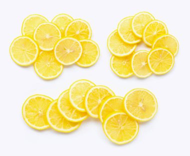 Beyaz arkaplanda taze dilimler. 