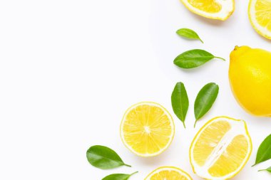 taze limon dilimleri üzerinde beyaz izole ile.