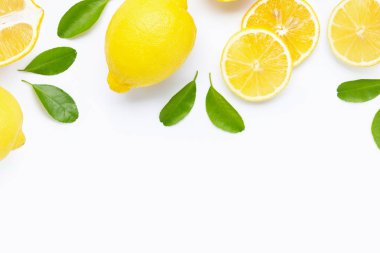 taze limon dilimleri üzerinde beyaz izole ile.
