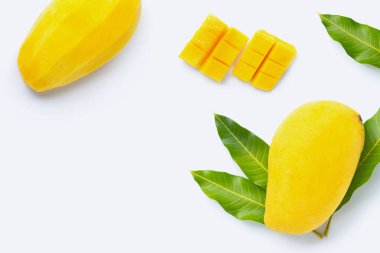 Tropik meyve, beyaz arka planda mango.. 