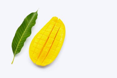 Tropik meyve, beyaz arka planda mango.. 