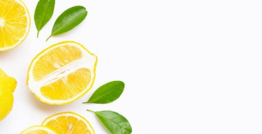 Çerçeve taze limon ve yaprakları wh izole dilimleri yapılmış