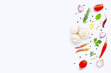 Çeşitli taze sebze ve otlar beyaz arka plan üzerinde. 