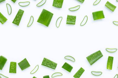 Aloe Vera 'dan yapılmış çerçeve beyaz sırtındaki dilimlerle kesilmiş.