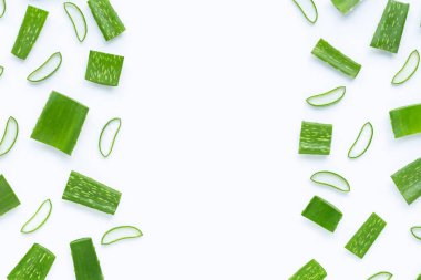 Aloe Vera 'dan yapılmış çerçeve beyaz sırtındaki dilimlerle kesilmiş.