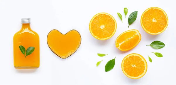 Φρέσκος χυμός πορτοκαλιού με πορτοκάλι σε λευκό φόντο. — Φωτογραφία Αρχείου