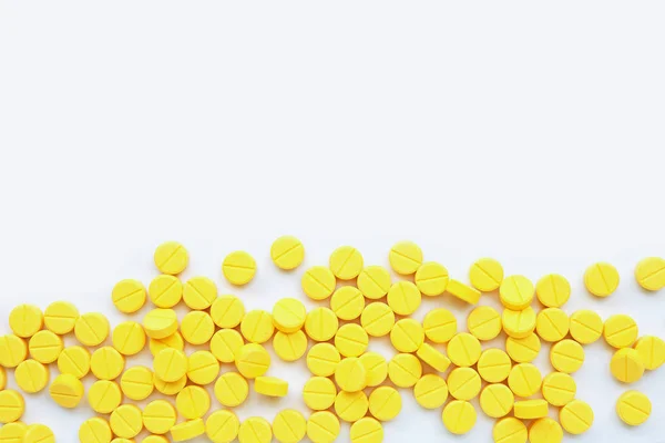 Comprimidos amarelos de Paracetamol sobre fundo branco . — Fotografia de Stock