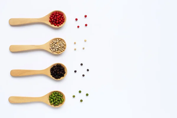 Peppercorns verdes, rojos, blancos y negros con cuchara de madera en whi — Foto de Stock