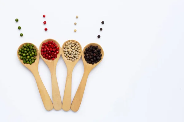 Peppercorns verdes, rojos, blancos y negros con cuchara de madera en whi — Foto de Stock