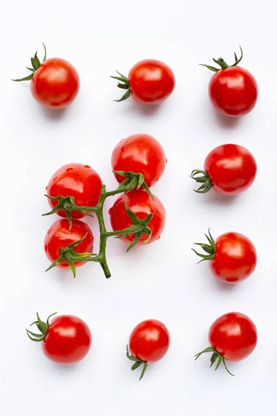 Frische Tomaten, ganz und halb geschnitten, isoliert auf weißem Hintergrund. — Stockfoto