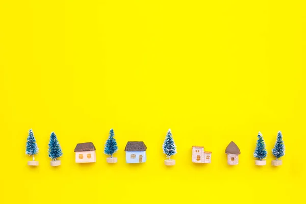 Feliz Natal e Boas Festas, Casa em miniatura com abeto — Fotografia de Stock