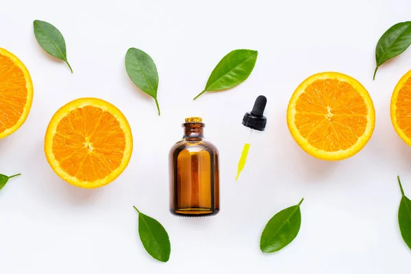 Citrus minyak esensial dengan buah jeruk segar terisolasi di atas putih — Stok Foto