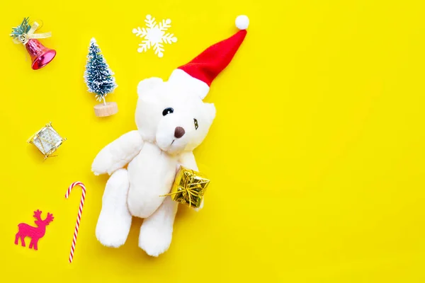 Рождественская композиция, игрушечный медведь в шляпе Санты с подарками , — стоковое фото