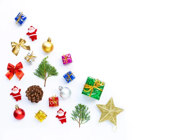 Composition de Noël. cadeaux, branches de pin et décorations sur w — Photo
