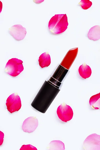 Lippenstift mit Rosenblättern isoliert auf weiß. — Stockfoto