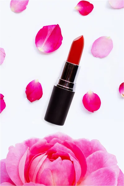 Lippenstift mit Rosenblättern isoliert auf weiß — Stockfoto