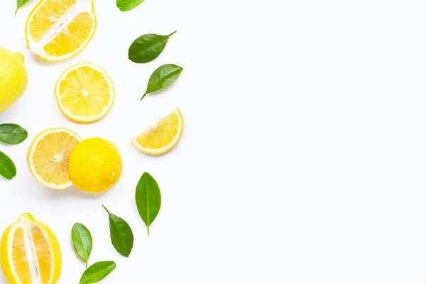 Свіжий лимон з зеленим листям на білому . — стокове фото