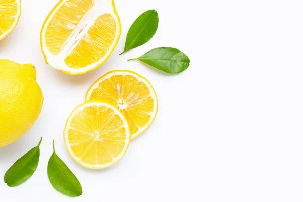 Свіжий лимон зі скибочками ізольовані на білому . — стокове фото