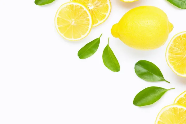 Taze limon dilimleri üzerinde beyaz izole ile. — Stok fotoğraf