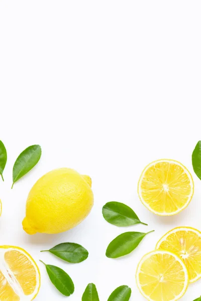 Лимон ізольований на білому фоні . — стокове фото