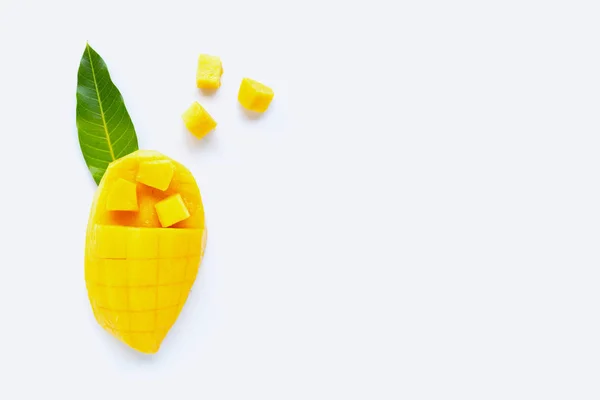 Tropische Früchte, Mango auf weißem Hintergrund. — Stockfoto