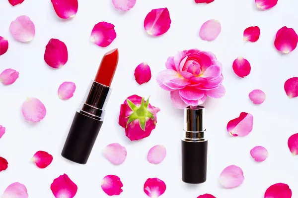 Lippenstift mit Rosenblättern isoliert auf weiß — Stockfoto