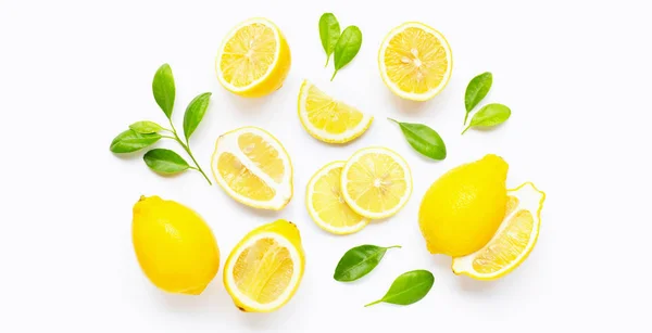 Limone fresco e fette con foglie isolate su bianco — Foto Stock