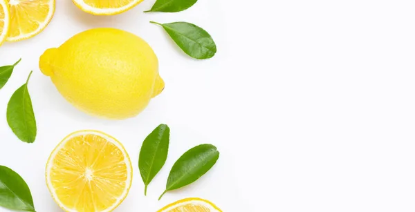 Каркас зі свіжого лимона і скибочки з листям ізольовані на — стокове фото