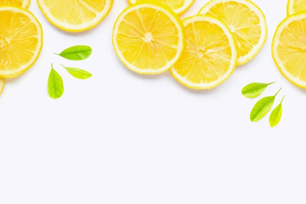 Рамка зі свіжого лимона зі скибочками на білому тлі . — стокове фото