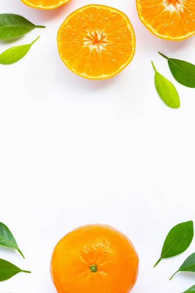 Рамка из апельсина с зелеными листьями, изолированными на белой спине — стоковое фото