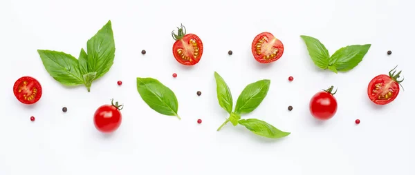 Tomates frescos, enteros y medio cortados aislados sobre fondo blanco . Fotos De Stock