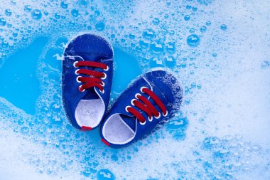 Bebek ayakkabılarını çamaşır deterjanıyla ıslat, deterjan çözeltisinden önce.