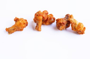 Beyaz arka planda kızarmış tavuk. 