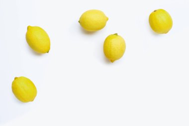 Beyaz arkaplanda taze limonlar.