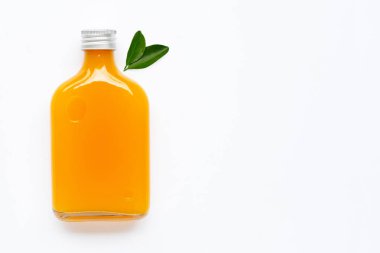 Beyaz arkaplanda taze portakal suyu. 