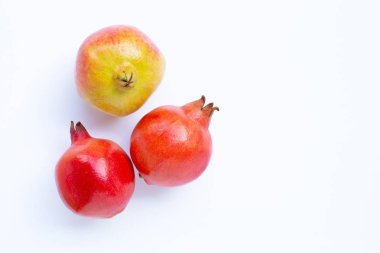 Beyaz üzerine olgun nar meyvesi manzarası 