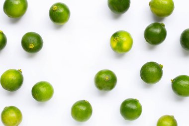 Beyaz izole yaprakları ile taze limon 