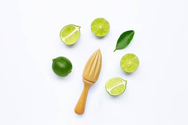 Beyaz arka planda ahşap sıkacağı olan taze kireç. 