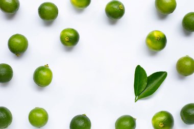 Beyaz izole yaprakları ile taze limon 