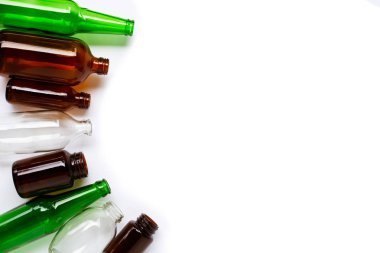 Beyaz arkaplanda cam şişeler.