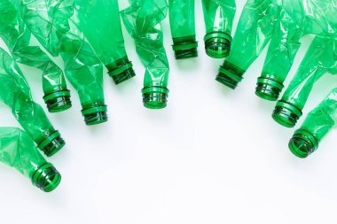 Beyaz arkaplanda plastik şişeler.