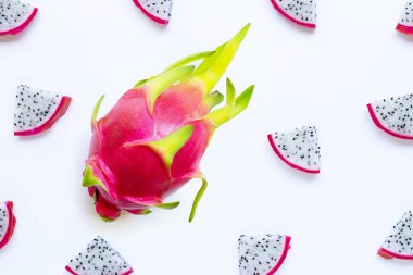 Ejderha meyve, pide beyaz izole. 