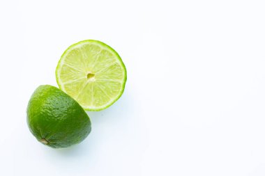 Beyaz arkaplanda taze limon. 