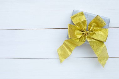 Beyaz ahşap zemin üzerinde hediye kutusu. 