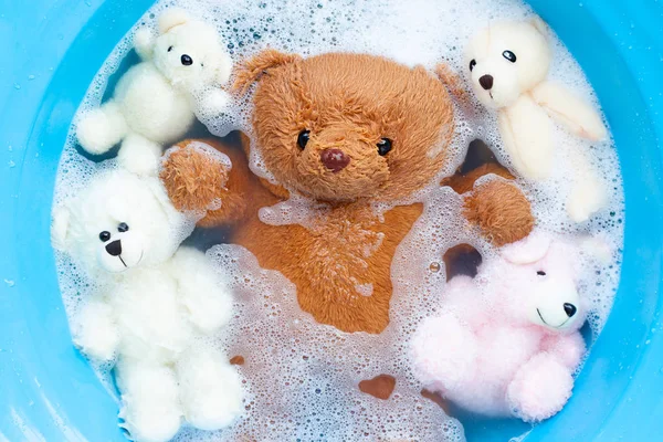 Замочить игрушки медведей в стиральном порошке растворение воды раньше было — стоковое фото