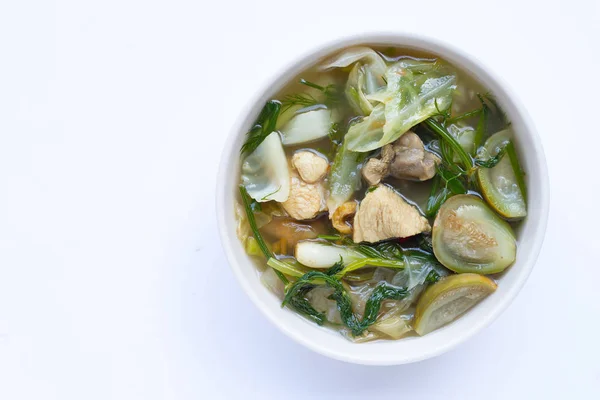Sopa picante do nordeste tailandês, legumes misturados com frango na tigela — Fotografia de Stock