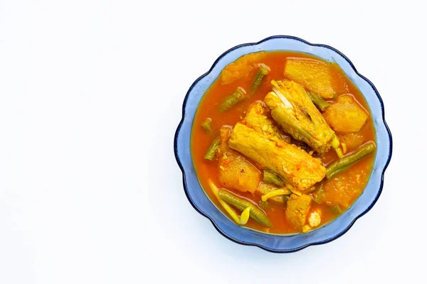 Comida tailandesa, sopa agria hecha de papaya verde, frijol largo y piña — Foto de Stock