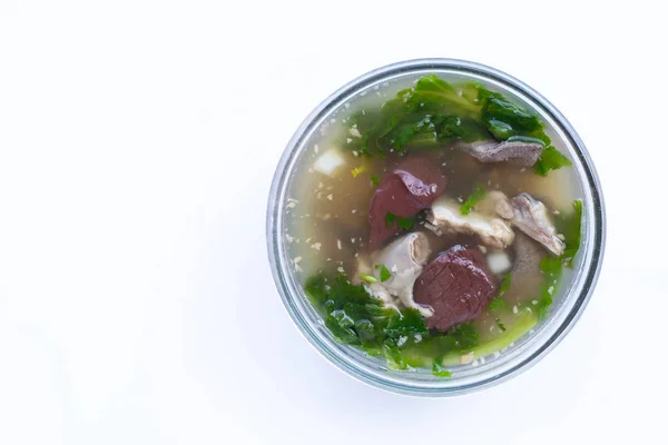 Tigela de vidro de sopa de sangue de porco no fundo branco . — Fotografia de Stock